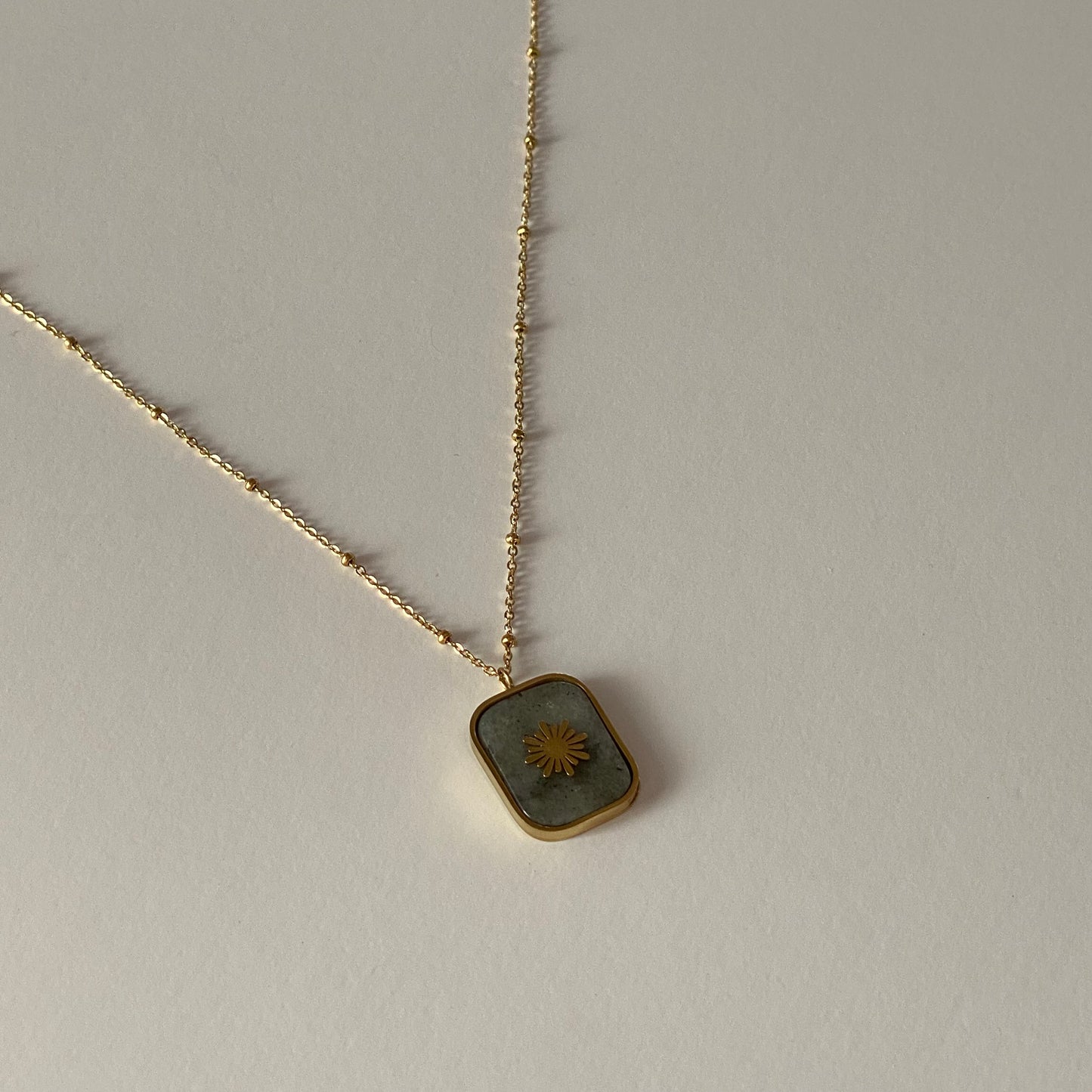 Collier en pierre de labradorite solaire | Chaîne réglable plaquée or 14 carats