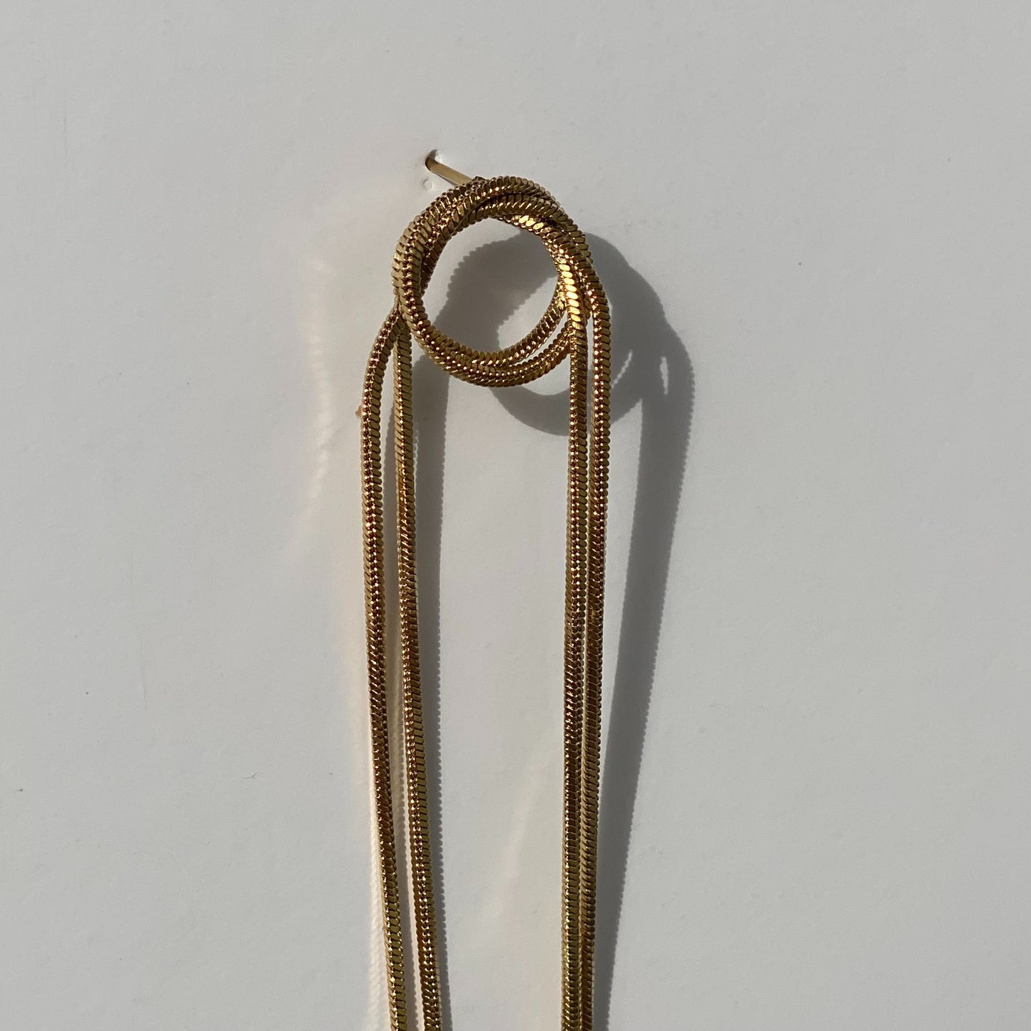 Boucles d'oreilles à pompons à chaîne longue avec nœud en boucle | Plaqué or 14 carats, étanche et hypoallergénique.